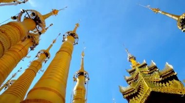 HTI dekoratif şemsiye ile altın stupas döndürme, bulunan Inn tein Buda resim Tapınak, Indein (Inn tein) Köyü, Inle Gölü, Myanmar.