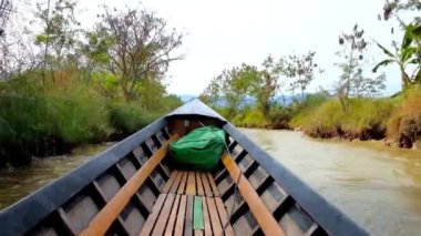 Inle Gölü, Myanmar - 18 Şubat 2018: Kano gezisi Inn tein (Indein) Köyü, ünlü turistik Simgesel Yapı üzerinde 18 Şubat Inle Gölü'Inle Gölü kıyısında.