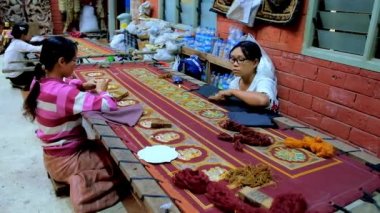 Mandalay, Myanmar - 21 Şubat 2018: Shwe-GUI-do çeyrek altın, payetler ve inci, günü 21 Şubat Mandalay süslü, işlemeli Halılar üretmek için atölyeler, ünlü.