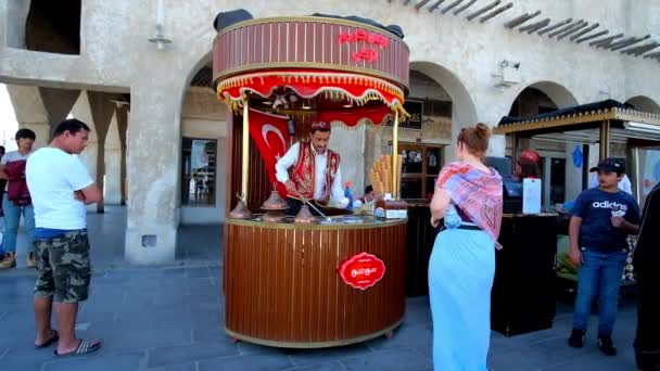 Ντόχα Κατάρ Φεβρουαρίου 2018 Στάβλο Τουρκική Dondurma Παγωτό Στο Souq — Αρχείο Βίντεο