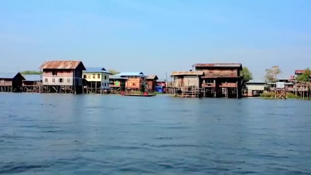 Villaggio Pescatori Sul Lago Inle Vecchie Case Legno Trampoli Veloci — Video Stock