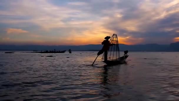 インレー湖の日没の旅行は地元の漁師のユニークなテクニックを楽しむための最良の選択 彼らは足漕ぎのスキルを示し 興味深い Net ミャンマーで魚を捕まえる — ストック動画