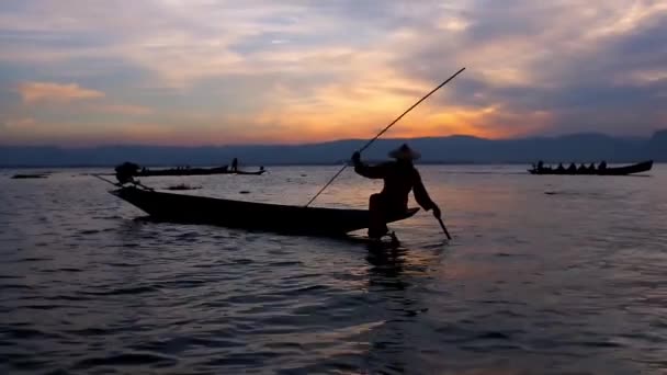 Západ Slunce Jezeře Inle Místní Nohy Veslování Rybář Ukazuje Své — Stock video