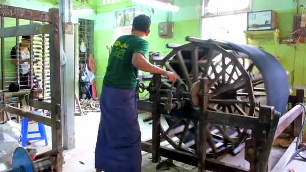 Mandalay Myanmar Februar 2018 Die Arbeiterin Der Weberei Spinnt Das — Stockvideo