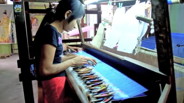 缅甸曼德勒 2018年2月21日 丝绸编织车间与年轻工匠 工作在手织布机 在2月21日在曼德勒 — 图库视频影像