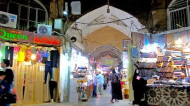 Isfahan, Iran - 21 Ekim 2017: İç in günü 21 Ekim Isfahan yerel el sanatları ve diğer ürünler sunan kapalı çarşı, çok sayıda tezgahları ile Qeysarriyeh Pazar olarak da ünlü.