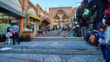 Kashan, Iran - 22 Ekim 2017: Kapalı Çarşı Pazar sokak portal Mir Hasan (Meidan) Camii, manzaralı Mukarnas ayrıntıları ile dekore edilmiş ve desenler, 22 Ekim'de Kaşan içinde döşeli.