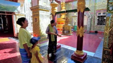 Mandalay, Myanmar - 23 Şubat 2018: Budist devotee Su Taung Pyae Pagoda içinde 23 Şubat Mandalay içinde zil ayin sırasında.