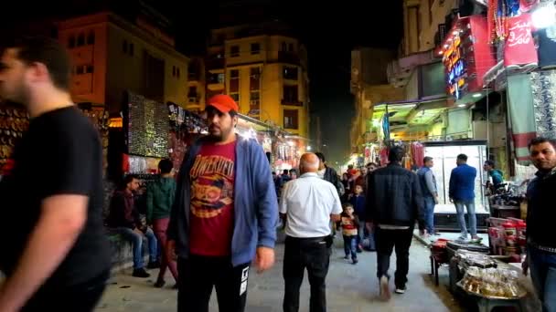 2017年12月22日 哈利利市场特别拥挤在晚上 当地人和游客喜欢散步和寻找一些有趣的商品 在12月22日在开罗 — 图库视频影像