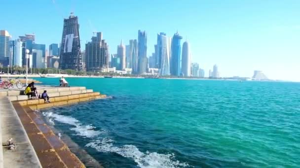 Doha Qatar Februari 2018 Ontspan Corniche Boulevard Genieten Van Zachte — Stockvideo