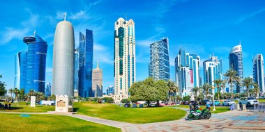 West Bay, Doha, Katar parklarda yürümek