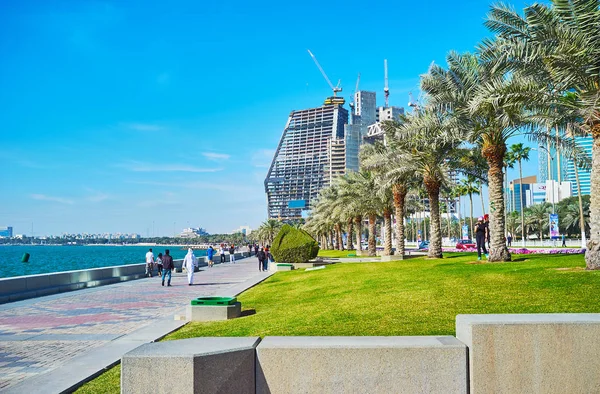 도 하, 카타르의 산책로에 녹색 잔디 — 스톡 사진