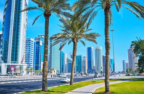 Città moderna attraverso le palme, Doha, Qatar — Foto Stock
