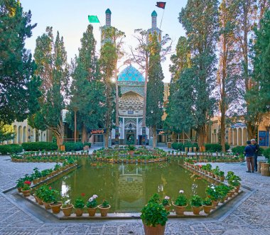 Şah Nematollah Vali Shrine, Mikail, Iran bahçede