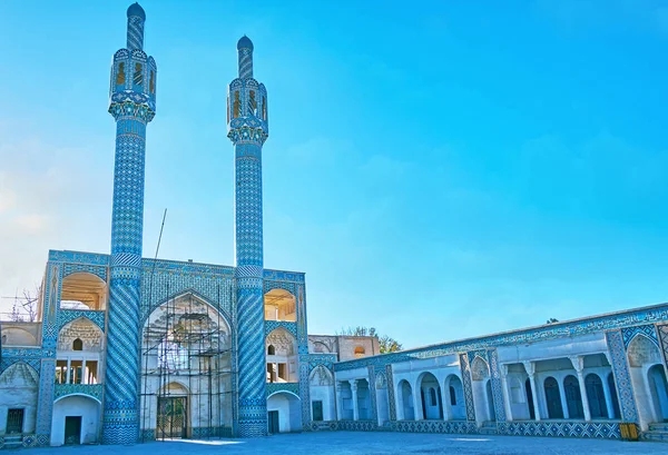 The twin minarets of Shah Nematollah Vali Shrine, Mahan, Iran — Stock Photo, Image