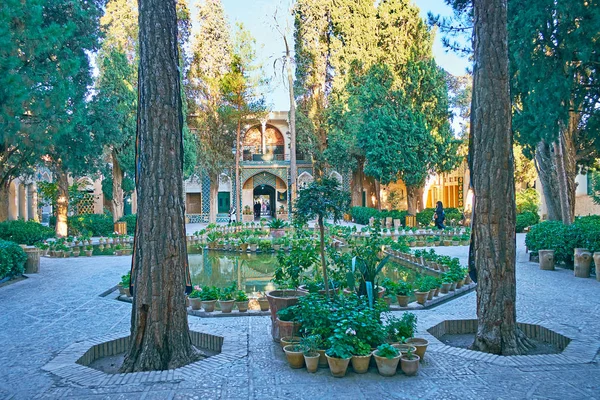 A kert a Shah Nematollah Vali kegyhely, vas, Irán — Stock Fotó