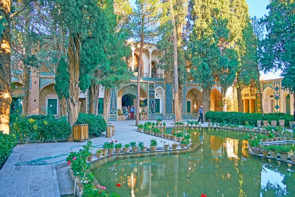 Perski ogród z Shah Nematollah Vali sanktuarium, Mahan, Iran — Zdjęcie stockowe