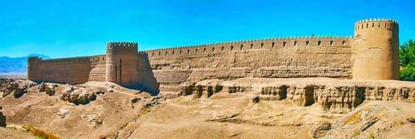 Adobe-Festung auf felsigem Hügel, rayen, iran — Stockfoto