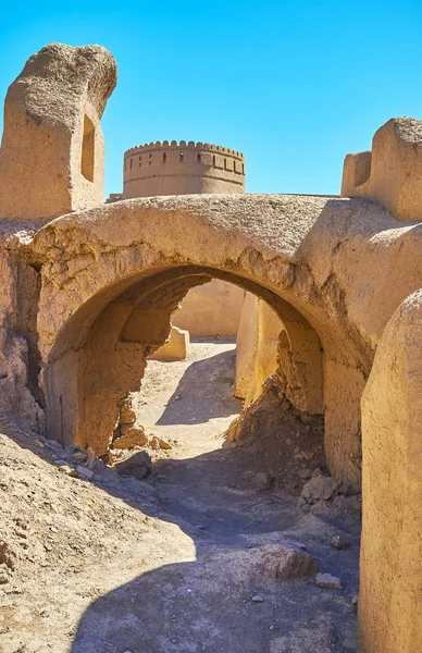 Durch den antiken Bogen, rayen, iran — Stockfoto