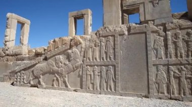 Cephe duvar Serhas (Hadish) Sarayı askerler, Saray, hayvanlar ve antik yazıtlar, Persepolis, Iran oyulmuş heykeller.