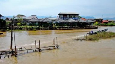 Inle Gölü, Myanmar - 18 Şubat 2018: Ywama balıkçı köyü ile çok sayıda turistik restoran Stilts üzerinde 18 Şubat Inle Gölü'Kano ve el sanatları atölyeleri, yüzen.