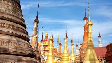 Üst kısmında Inn tein Buda resim Tapınak, ünlü dini ve tarihi sitesi Indein (Inn tein) Köyü, Inle Gölü, Myanmar, ortaçağ stupas altın HTI şemsiye.