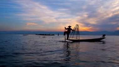 Kürek çekmeye bir bacak balıkçılar Inle Gölü ziyaret kartı, onlar kez sihirli zevk yolculuk gölde Myanmar günbatımı yapar turistler, eğlendirmek. 