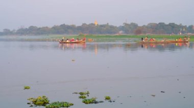 Kano ve Amarapura yeşil banka arka plan, Mandalay, Myanmar üzerinde yüzen yansıyan günbatımı gökyüzü açık yüzeyle Taungthaman Gölü.
