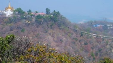 Sagaing tepe çok sayıda Budist tapınakları, altın stupas ve yeşillikler içinde gizli ve geniş Irrawaddy nehir, Mandalay, Myanmar tarafından yıkanmış manastırları, bakan.