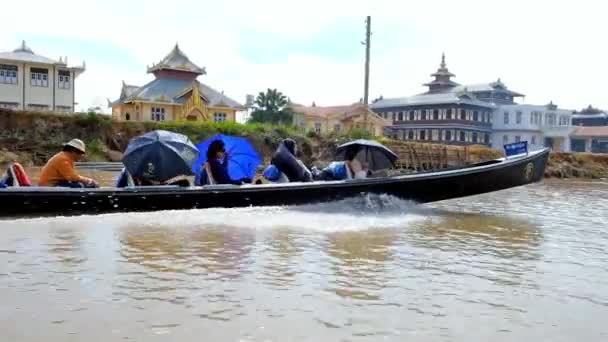 Inle Lake Myanmar Февраля 2018 Года Каноэ Туристами Плывут Вдоль — стоковое видео