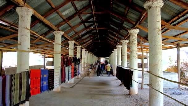 缅甸茵莱湖湖 2018年2月18日 登佛图象神社与旅游市场的覆盖小巷 提供当地手工艺品 在2月18日在茵莱湖湖 — 图库视频影像