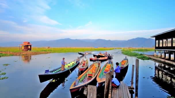 インレー湖で ミャンマー 2018 インレー湖で 観光客を待っている係留カヌーと猫のジャンプの Nga Kyaung 修道院の埠頭 — ストック動画
