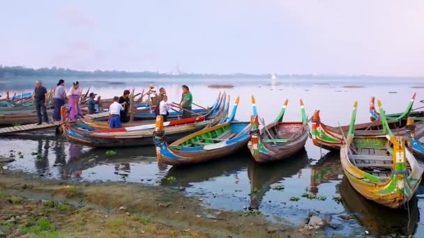 マンダレー ミャンマー 2018 小さな港 Taungthaman Bein マンダレーで 日に日没の旅行を提供している多数の着色された船 — ストック動画