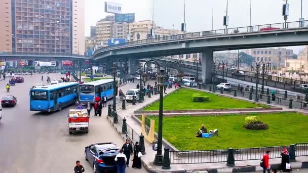 ラムセス広場の混雑が歩道橋 公共のバス停とタクシー乗り場 日カイロで占められるカイロ エジプト 2017 — ストック動画