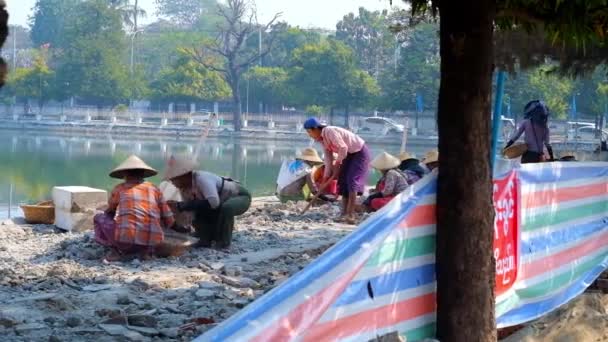 Mandalay Birma Lutego 2018 Naród Birmański Podczas Ręcznego Budowlanych Nasyp — Wideo stockowe