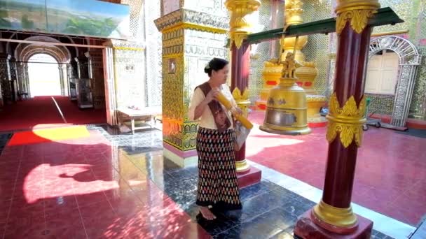 Mandalay Myanmar Februari 2018 Bel Rinkelen Belangrijk Ritueel Het Boeddhisme — Stockvideo