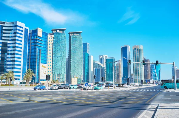 Traffico nella moderna Doha, Qatar — Foto Stock
