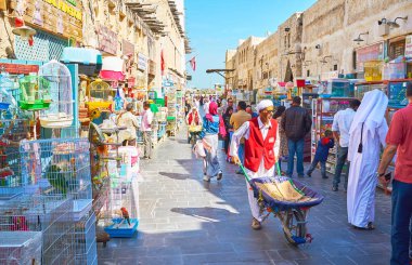 Kalabalık cadde Kuş Pazarı, Souq Waqif, Doha, Qatar