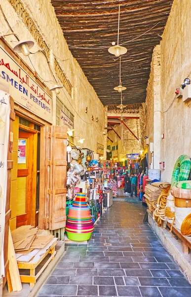 Callejón estrecho de Souq Waqif, Doha, Qatar — Foto de Stock