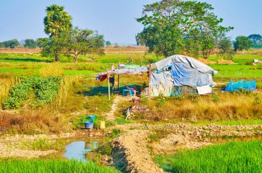 Köylüler Bago bölge, Myanmar zavallı barınak