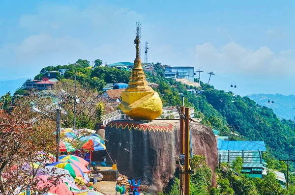 Os santuários de pedra em Kyaiktiyo Mount, Myanmar — Fotografia de Stock