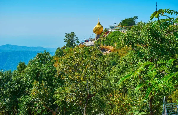 Зеленый склон горы Кяйктиё, Мьянма — стоковое фото