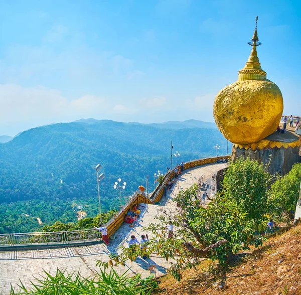 Выдающаяся святыня Золотой Рок, Кьятийо, Мьянма — стоковое фото