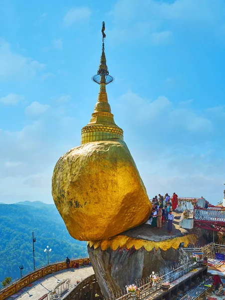 Buddhist devotees at Golden Rock, Myanmar — Stock Photo, Image