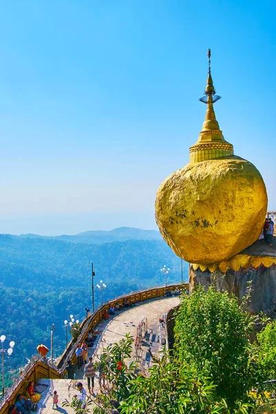 The Rock with Buddha's Hair Relic, Kyaiktiyo, Myanmar — Stock Photo, Image