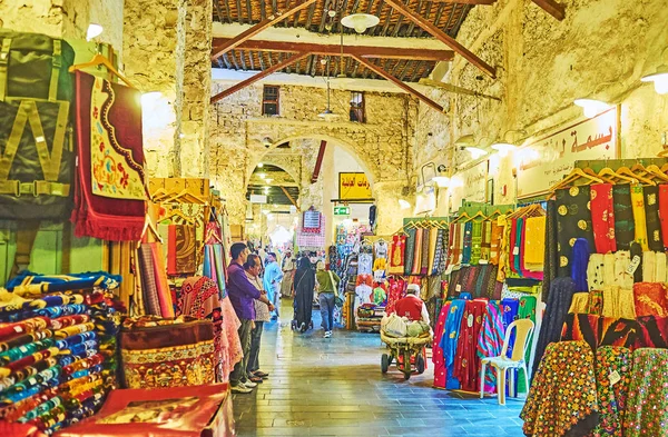 Fila textil en Souq Waqif, Doha, Qatar — Foto de Stock