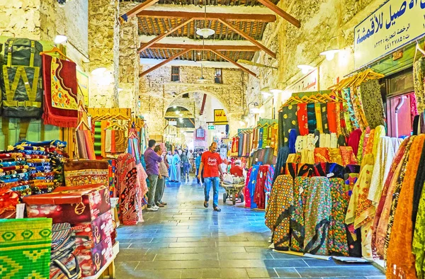 Υφάσματα σε Souq Waqif, Ντόχα, Κατάρ — Φωτογραφία Αρχείου