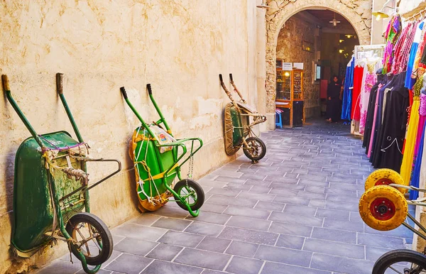 The porters' barrows in Souq Waqif, Doha, Qatar — Stock Photo, Image