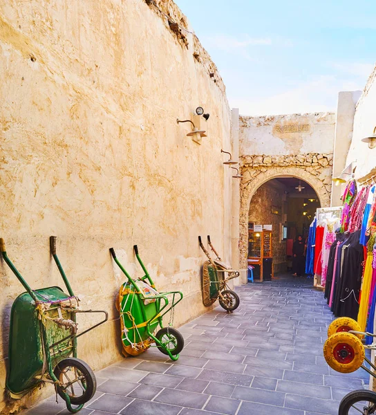 Kruiwagens bij de muur, Souq Waqif, Doha, Qatar — Stockfoto