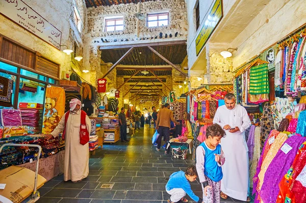 No departamento têxtil de Souq Waqif, Doha, Qatar — Fotografia de Stock